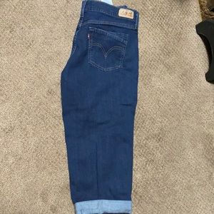 Women’s Levi capris. Size 10.